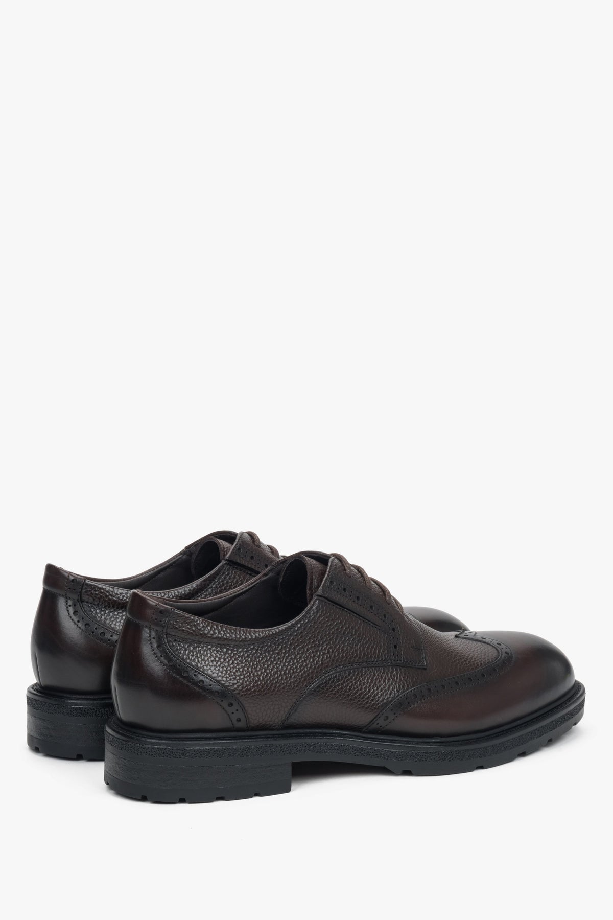 Made of genuine leather, dark brown men’s brogue shoes, Estro.