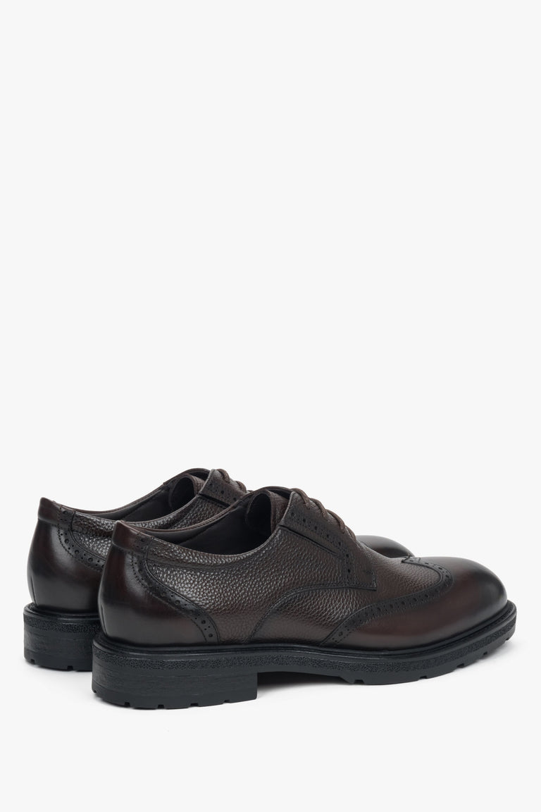 Made of genuine leather, dark brown men’s brogue shoes, Estro.