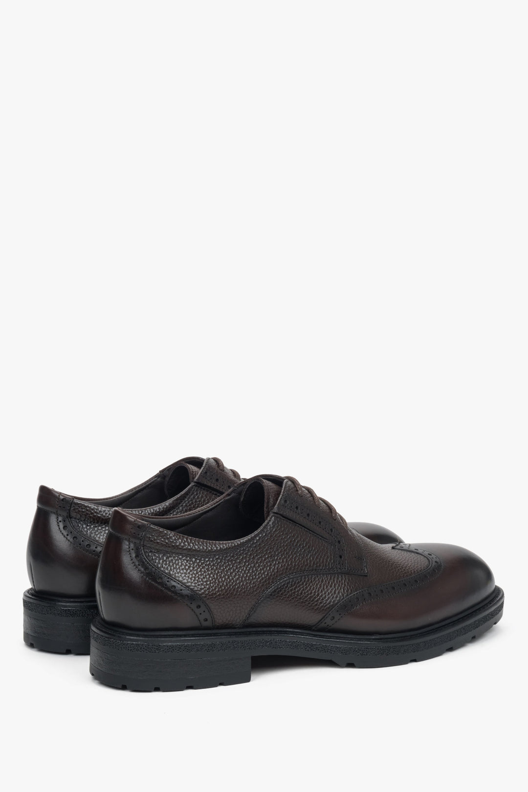 Made of genuine leather, dark brown men’s brogue shoes, Estro.