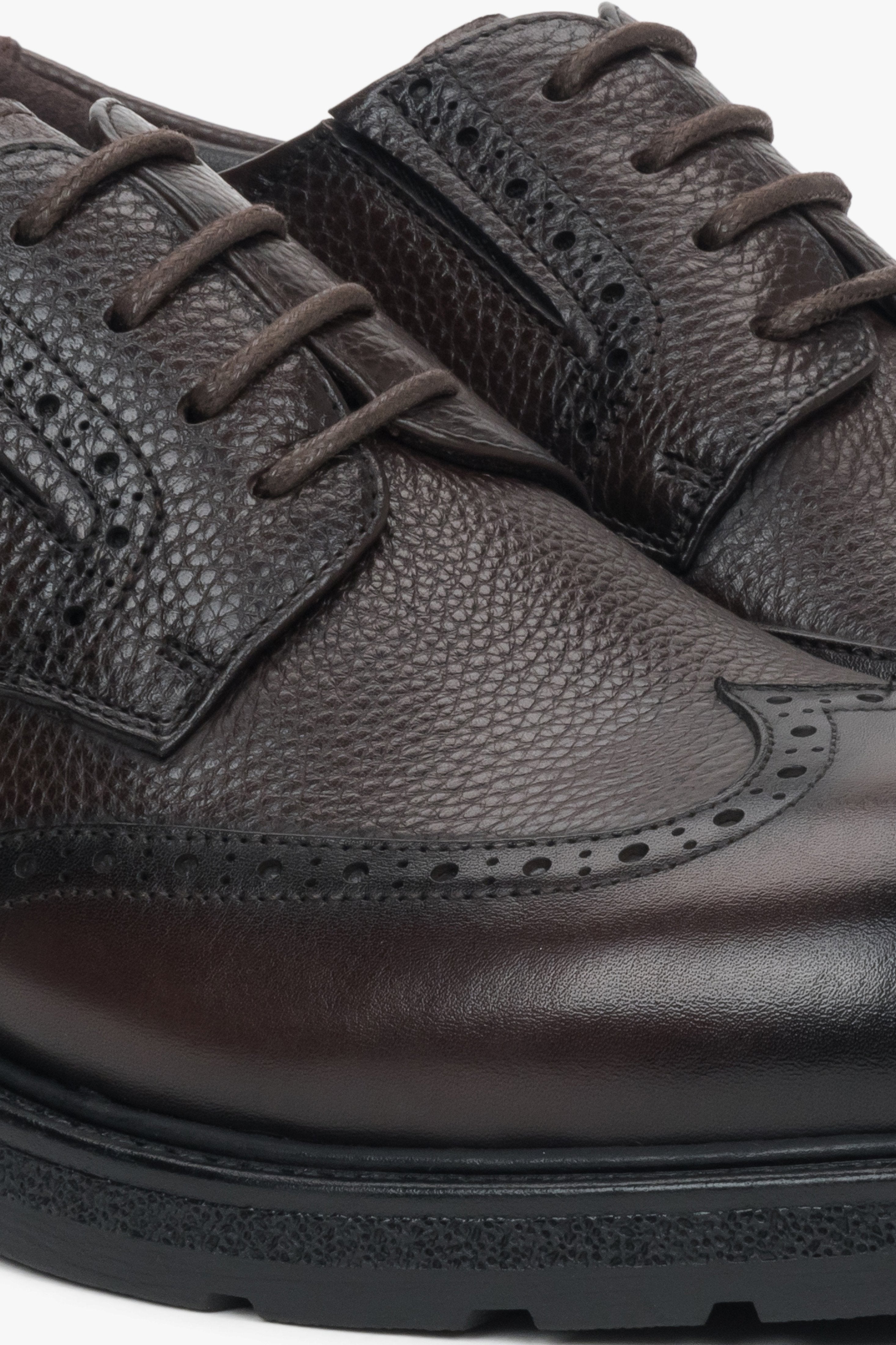 Made of genuine leather, dark brown men’s brogue shoes, Estro.