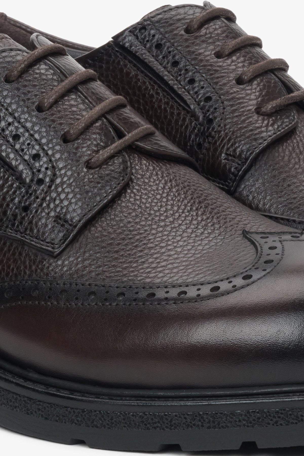 Made of genuine leather, dark brown men’s brogue shoes, Estro.