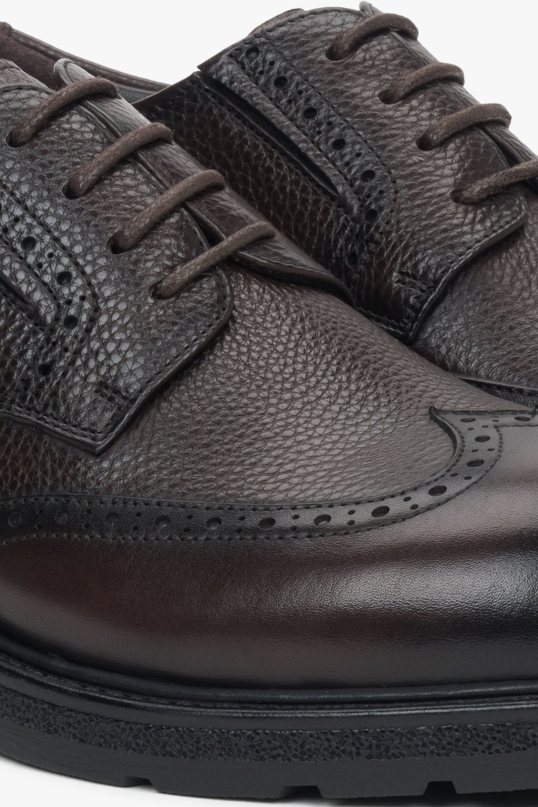 Made of genuine leather, dark brown men’s brogue shoes, Estro.