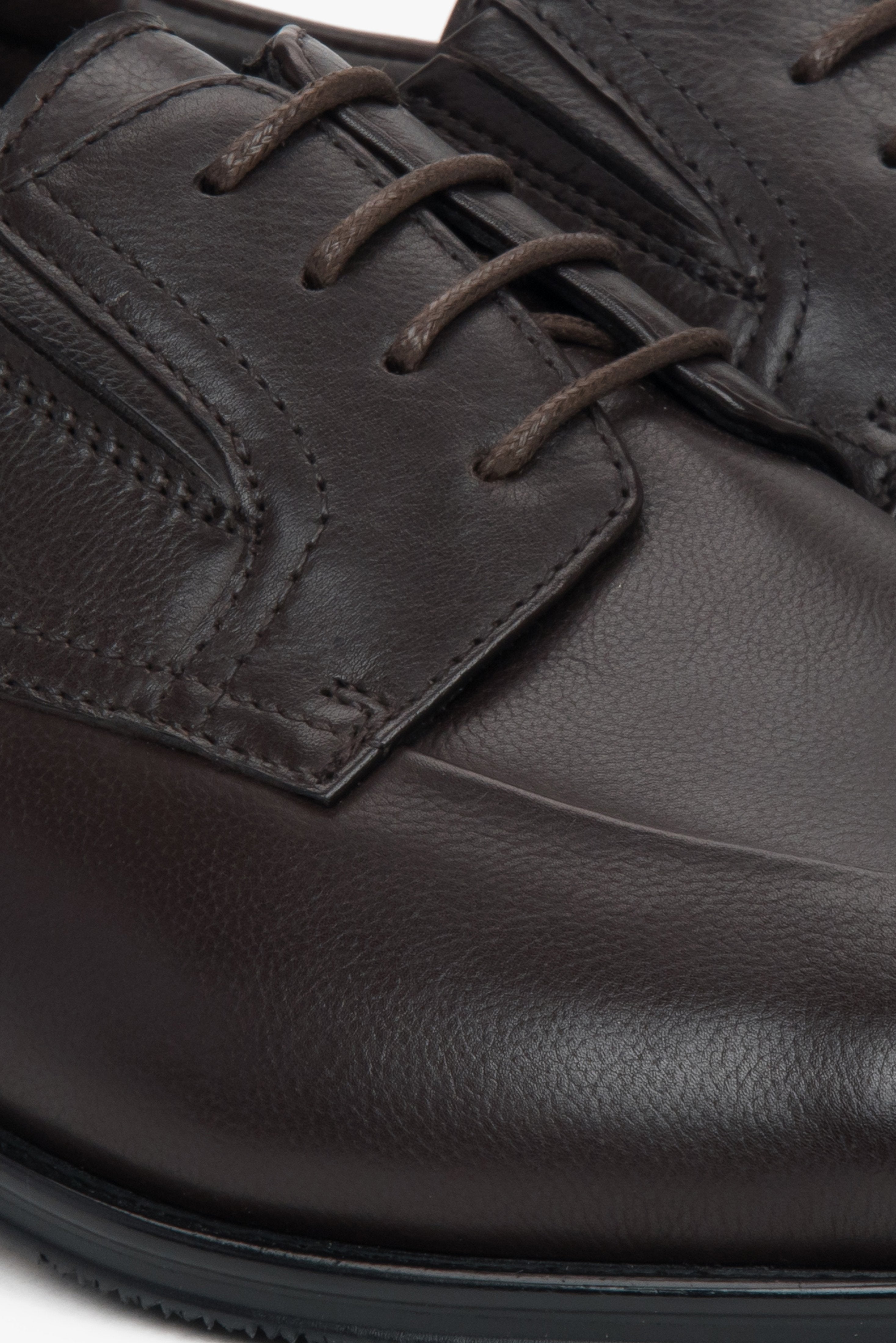 Dark brown men's derby shoes by Estro, derby style, made of genuine leather – close-up on details.