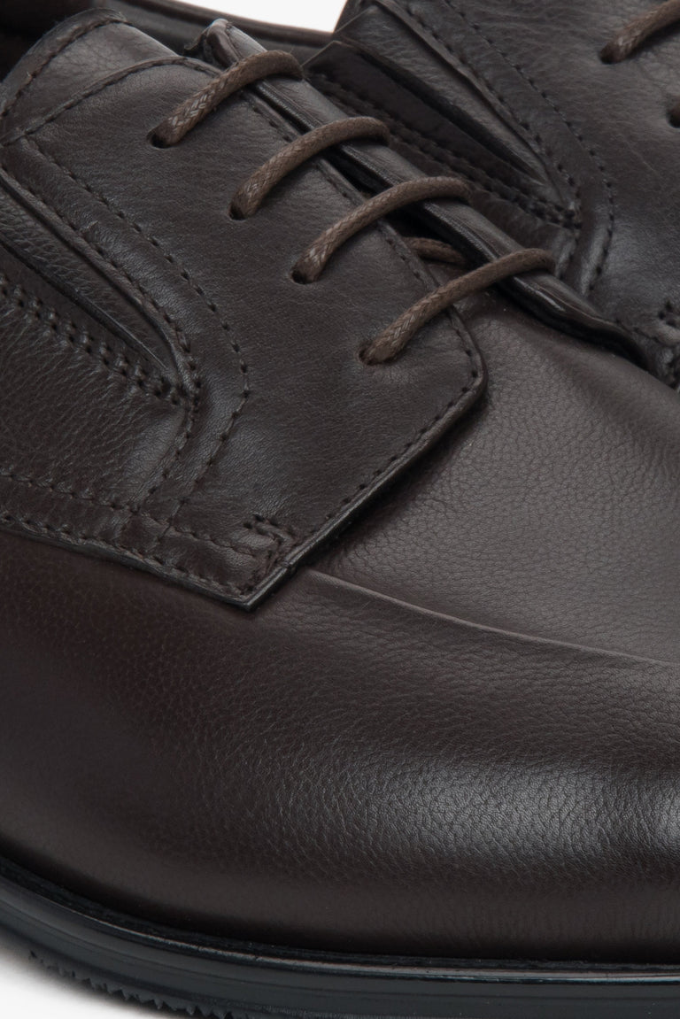 Dark brown men's derby shoes by Estro, derby style, made of genuine leather – close-up on details.