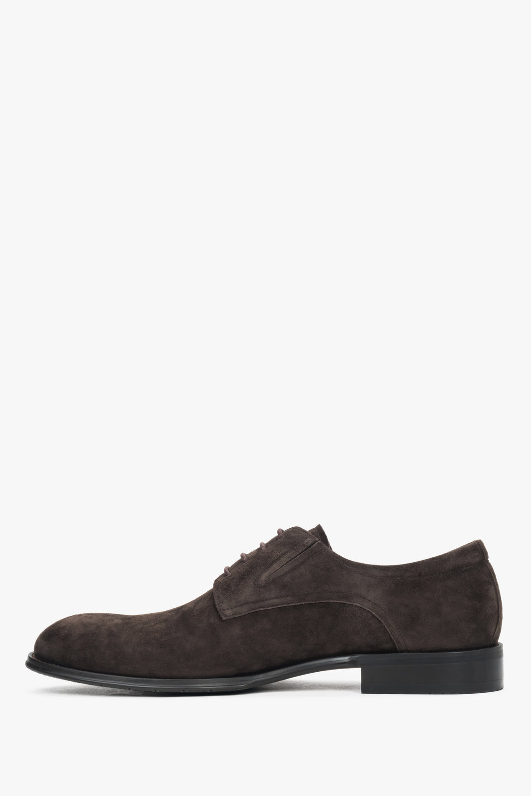 Classic lace-up derby shoes with short laces for a refined look.