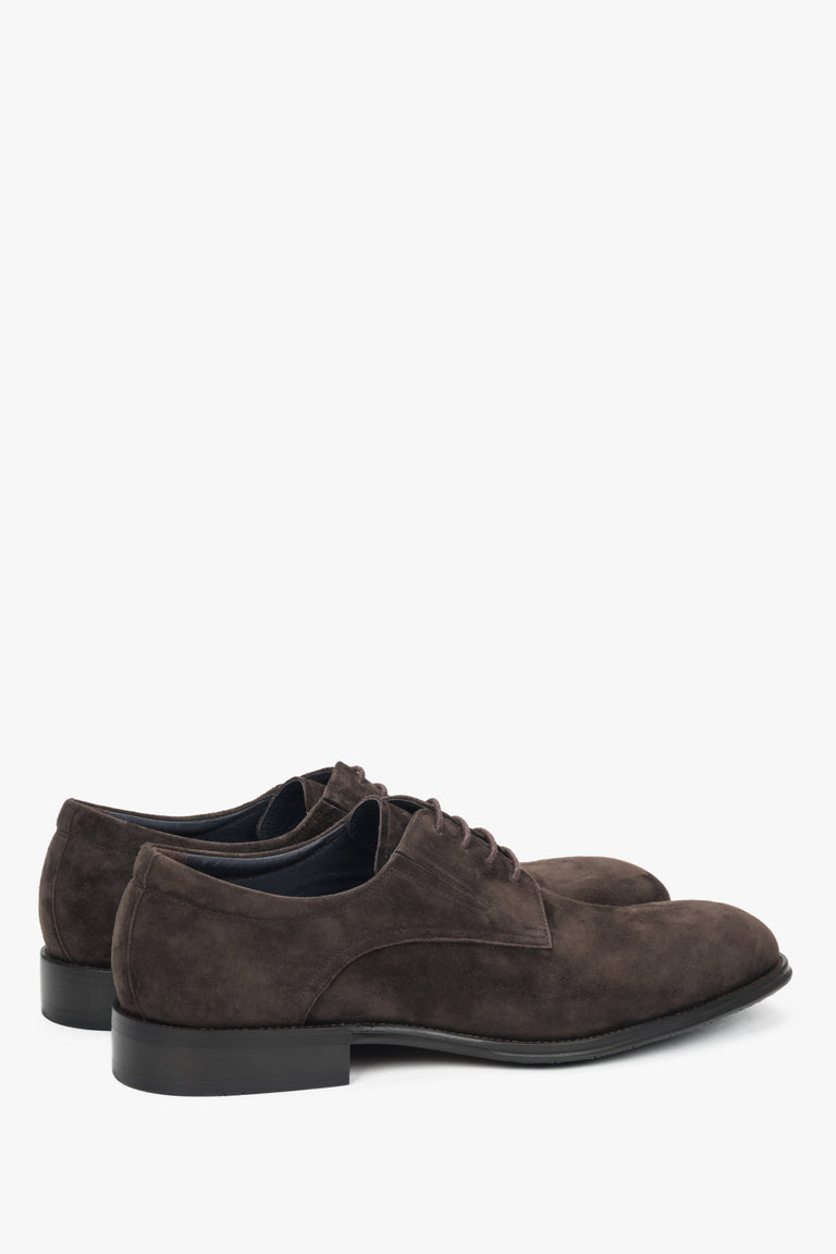 Dark brown derby shoes with soft leather lining and insole.