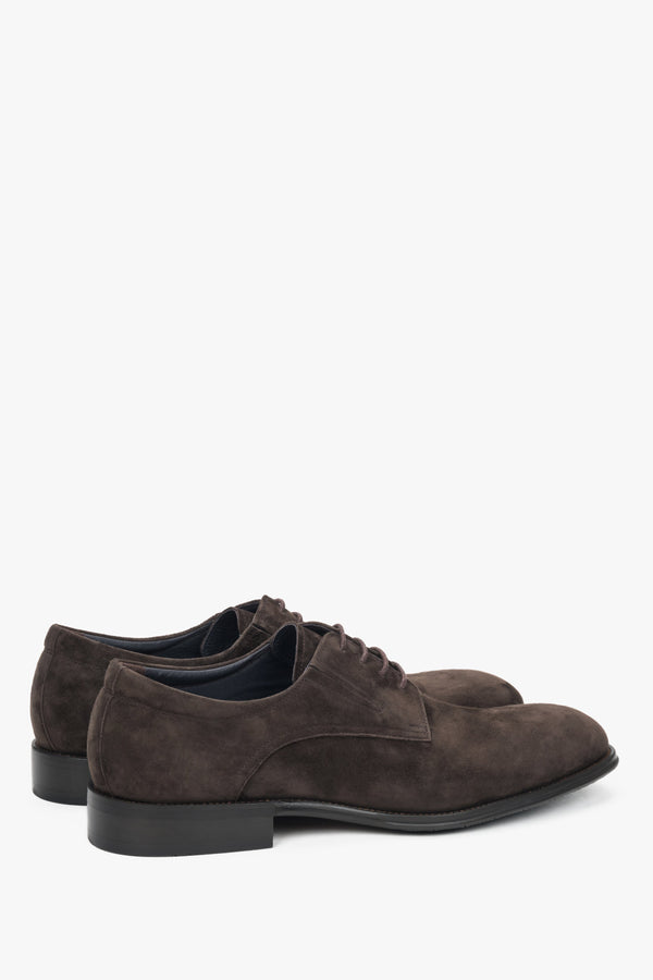 Dark brown derby shoes with soft leather lining and insole.