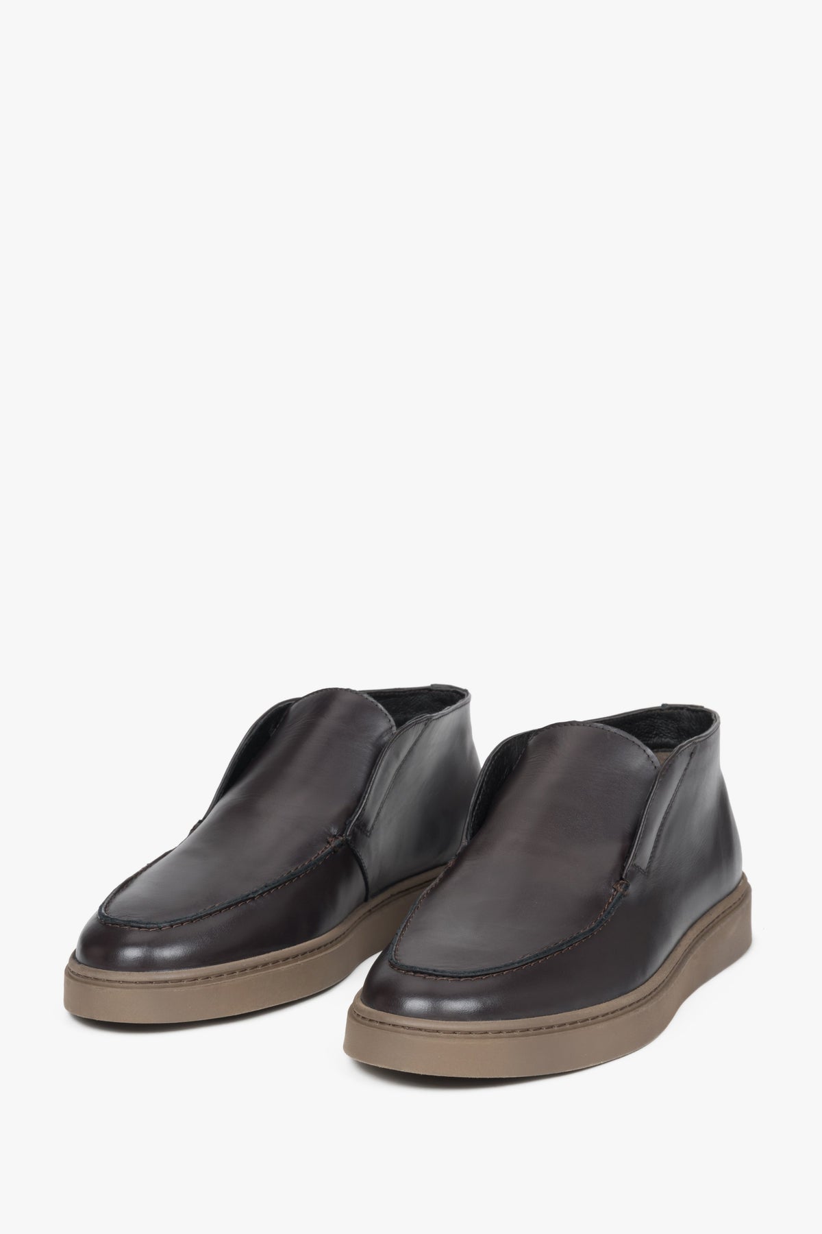 Elegant high men’s loafers by Estro in dark brown.
