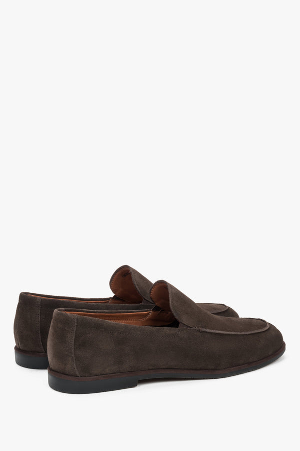 Made of soft natural velour, men’s dark brown loafers Estro.