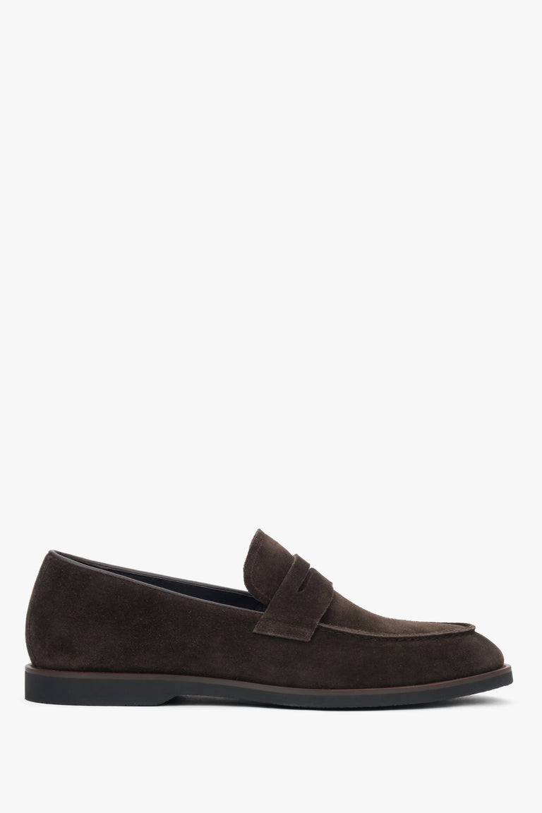 Slip-on men’s loafers in dark brown velour with natural leather lining.