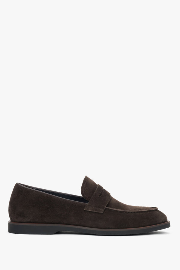 Slip-on men’s loafers in dark brown velour with natural leather lining.
