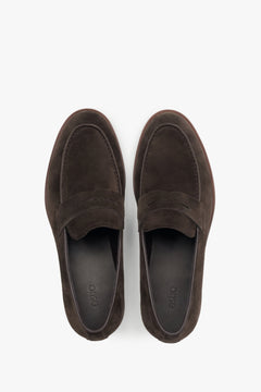 Men’s velour loafers Estro with a flat sole and flexible fit.
