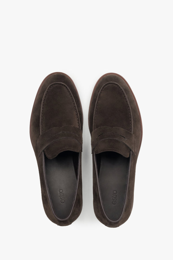 Men’s velour loafers Estro with a flat sole and flexible fit.
