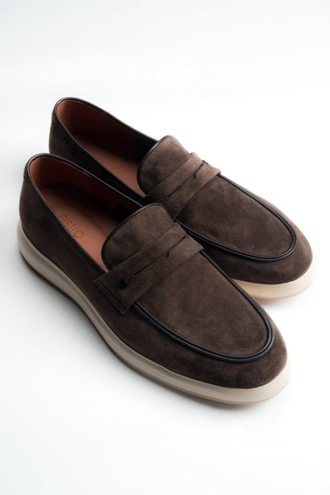 Dark brown men’s moccasins on a flexible sole made of natural velour.
