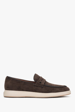 Dark brown men’s moccasins by Estro on a flexible sole, made of natural velour.