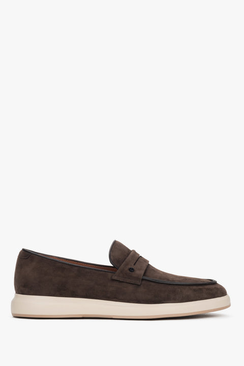 Dark brown men’s moccasins by Estro on a flexible sole, made of natural velour.