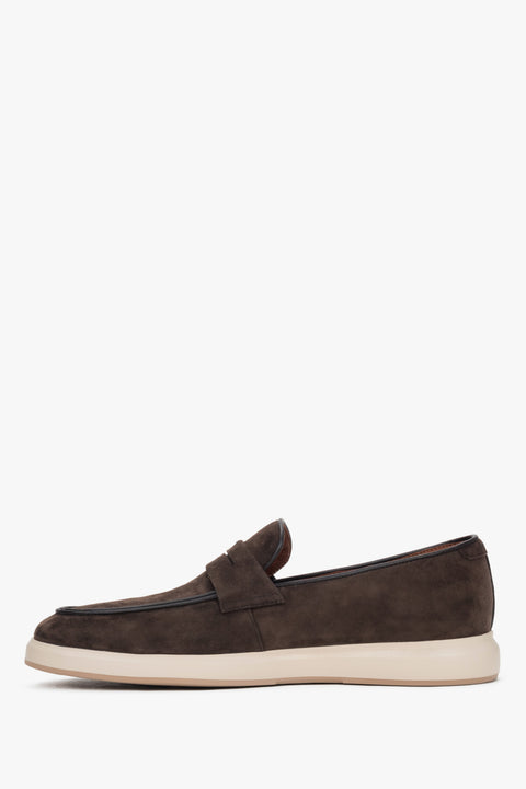 Dark brown men’s moccasins on a flexible sole made of natural velour by Estro.