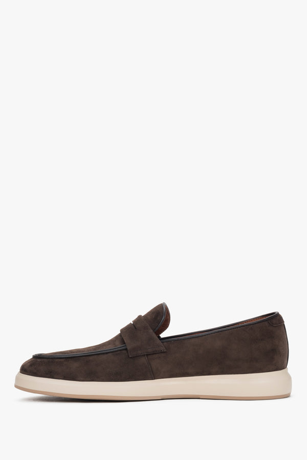 Dark brown men’s moccasins on a flexible sole made of natural velour by Estro.