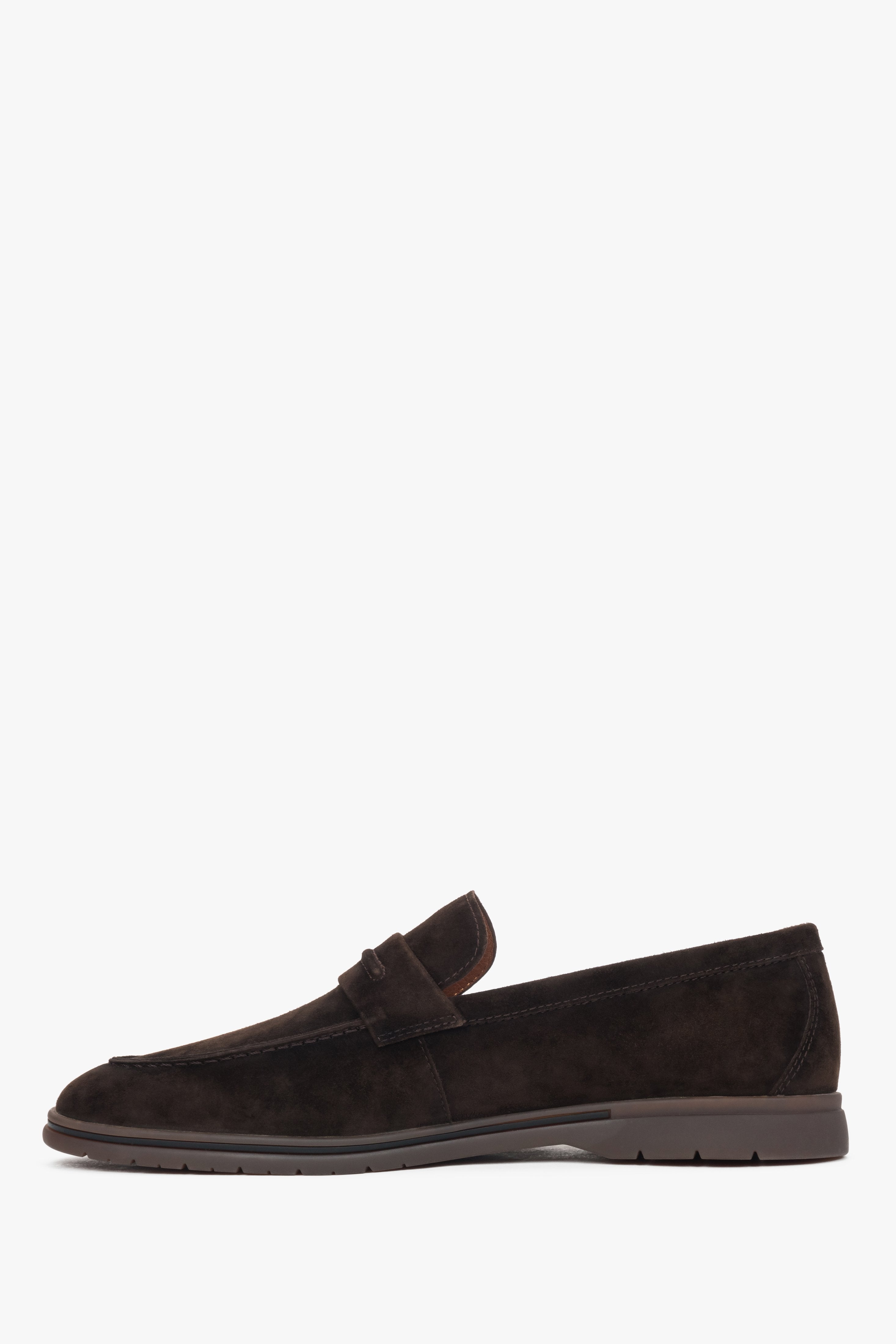 Dark brown men’s moccasins by Estro, made of natural velour on a soft sole.