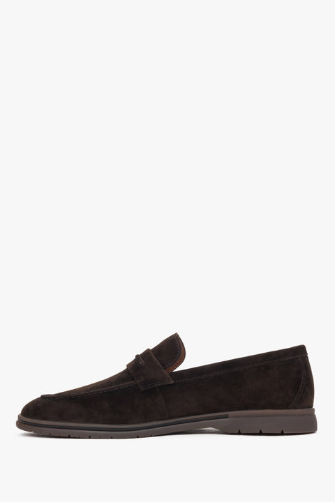 Dark brown men’s moccasins by Estro, made of natural velour on a soft sole.