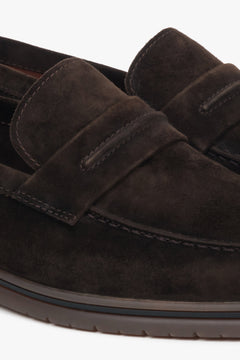 Men’s dark brown loafers made of natural velour on a soft sole, Estro – close-up on details.