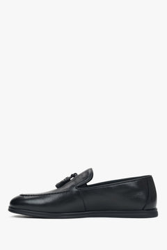 Elegant slip-on loafers with decorative tassels.