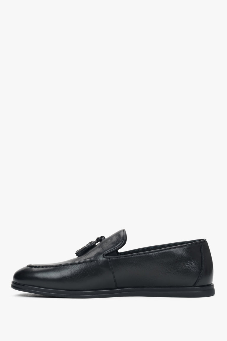 Elegant slip-on loafers with decorative tassels.