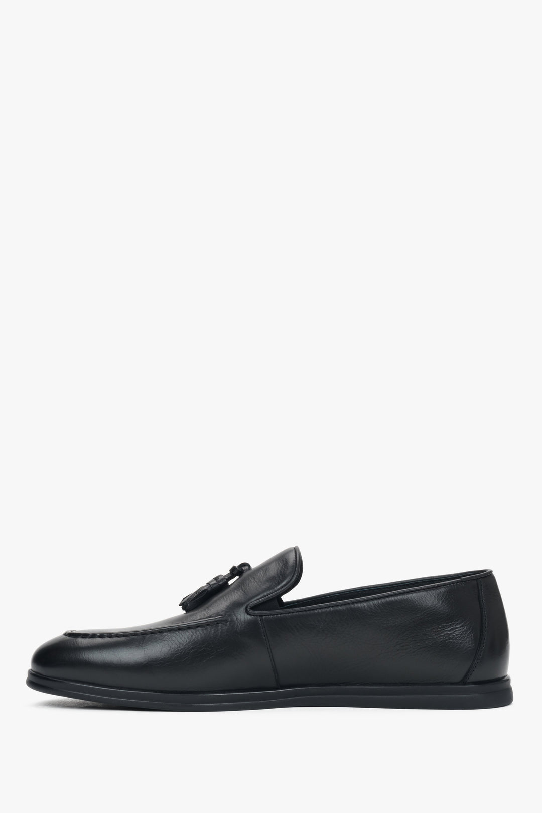 Elegant slip-on loafers with decorative tassels.