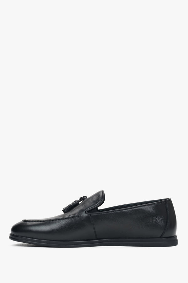 Elegant slip-on loafers with decorative tassels.