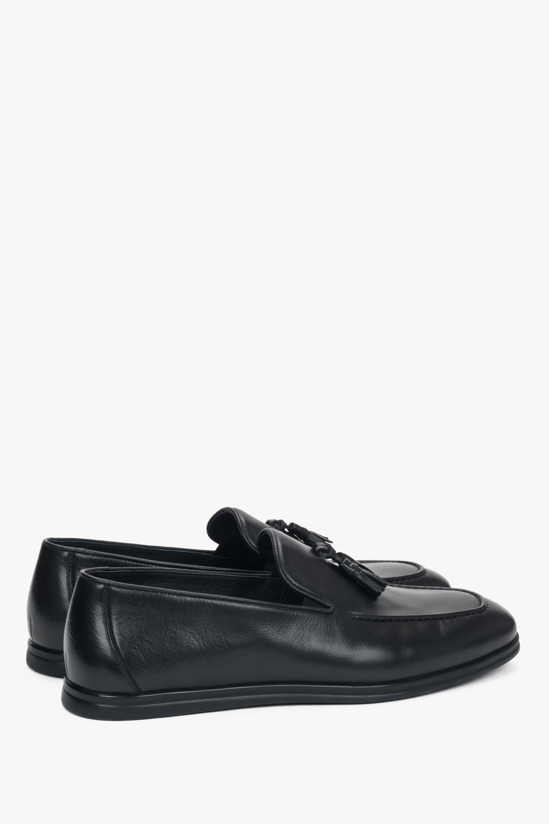 Stylish men’s loafers in genuine leather for everyday wear.