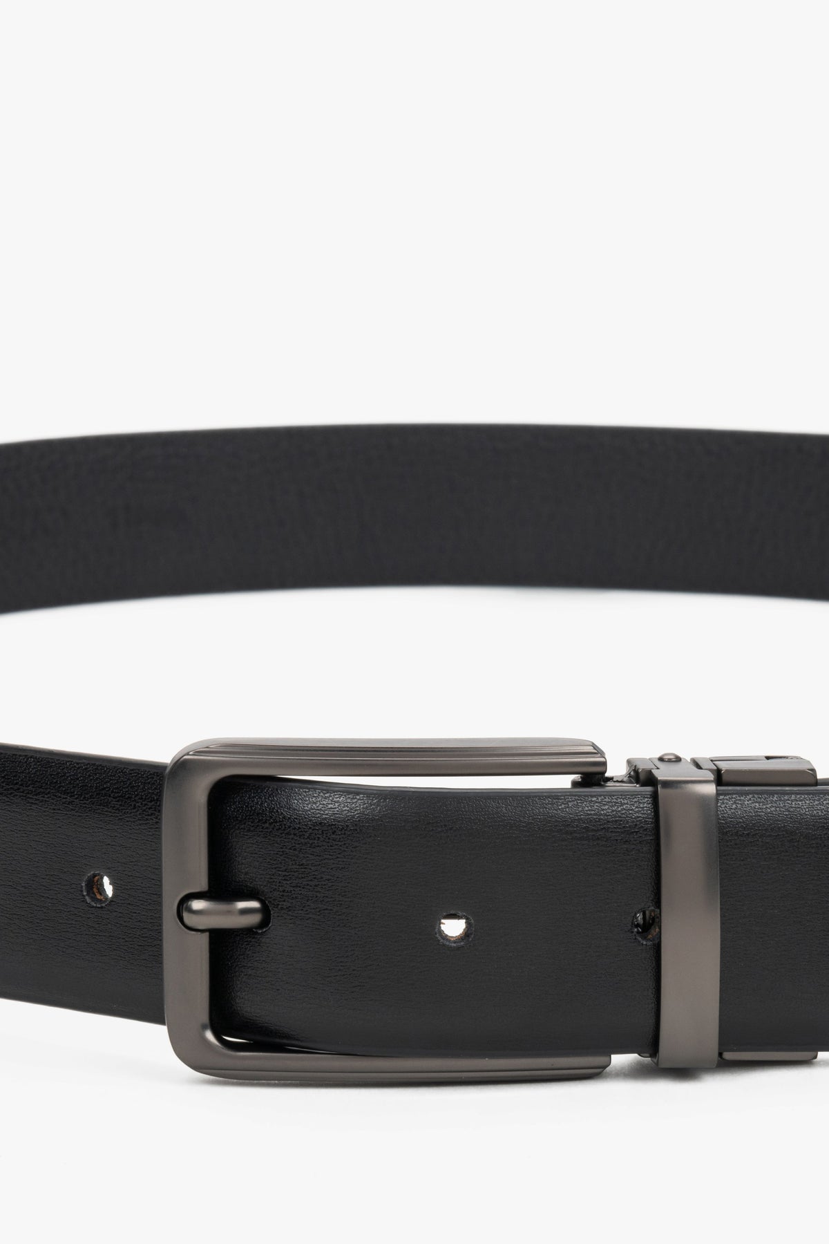 Elegant men's genuine leather belt with a chrome buckle.