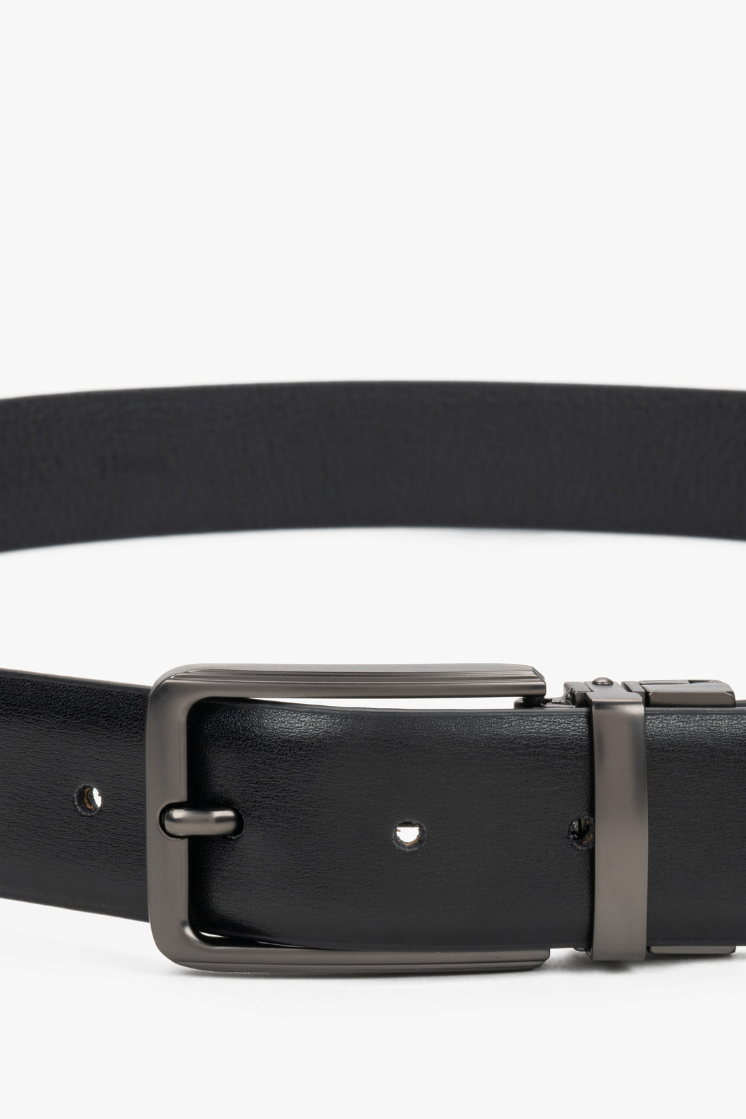Elegant men's genuine leather belt with a chrome buckle.