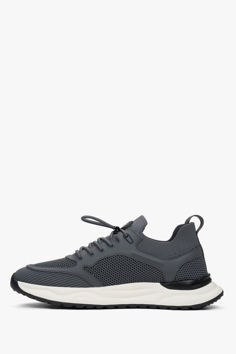 Elastic slip-on sneakers with a contrasting-colored flexible sole.