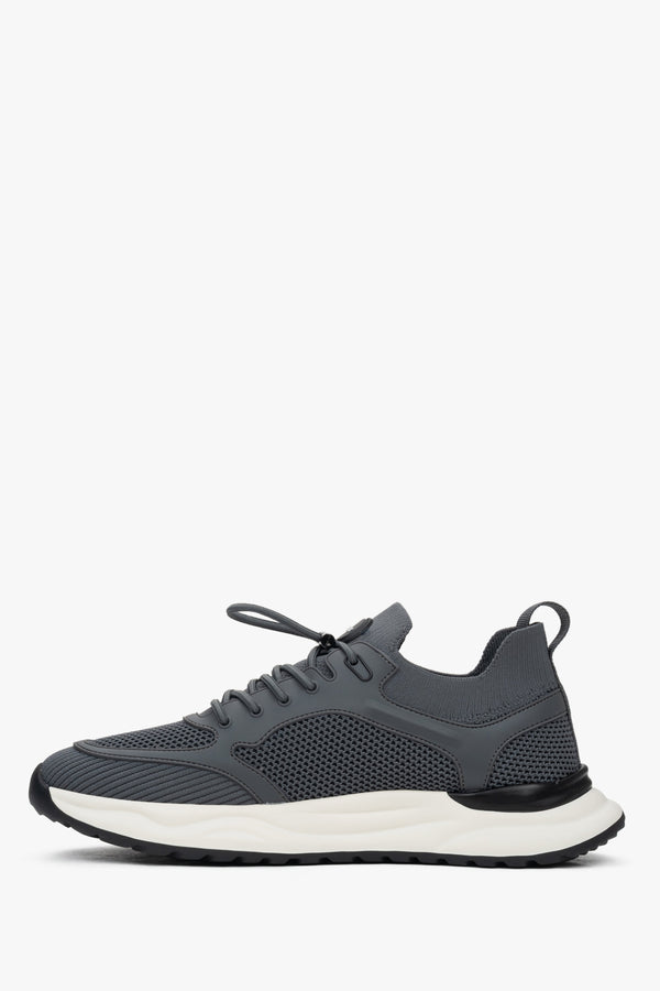 Elastic slip-on sneakers with a contrasting-colored flexible sole.
