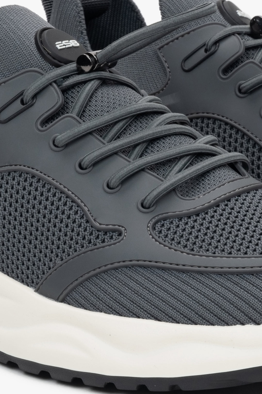 Men’s breathable sneakers Estro with a modern sporty design.
