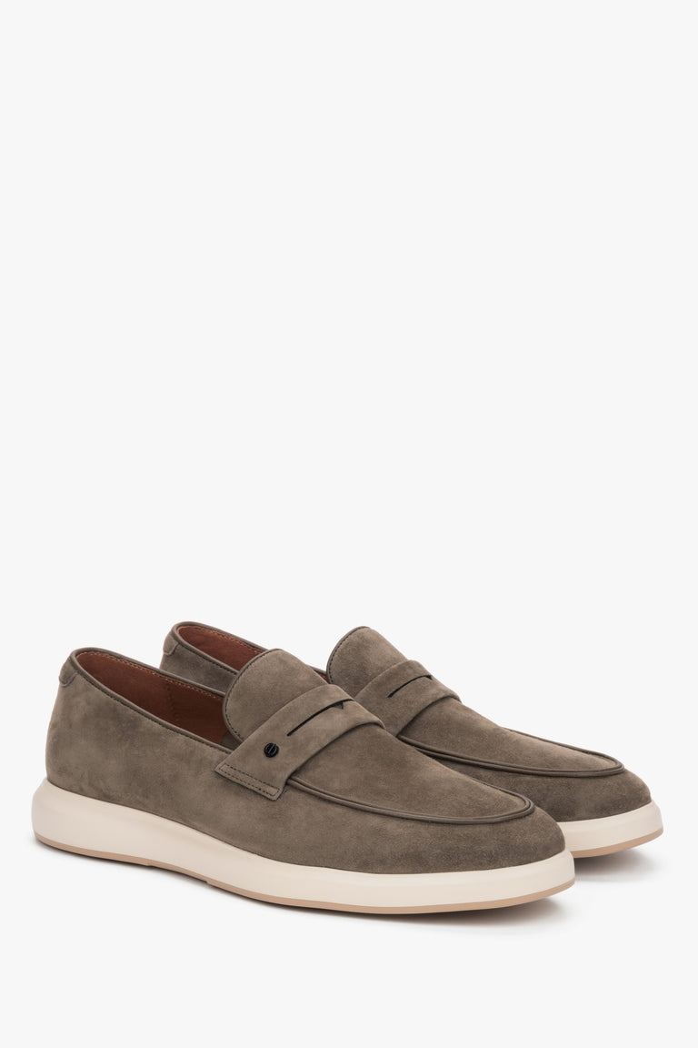 Grey men’s moccasins on a flexible sole made of natural velour.