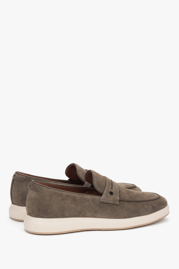Made of natural velour, grey men’s moccasins on a flexible sole, Estro.