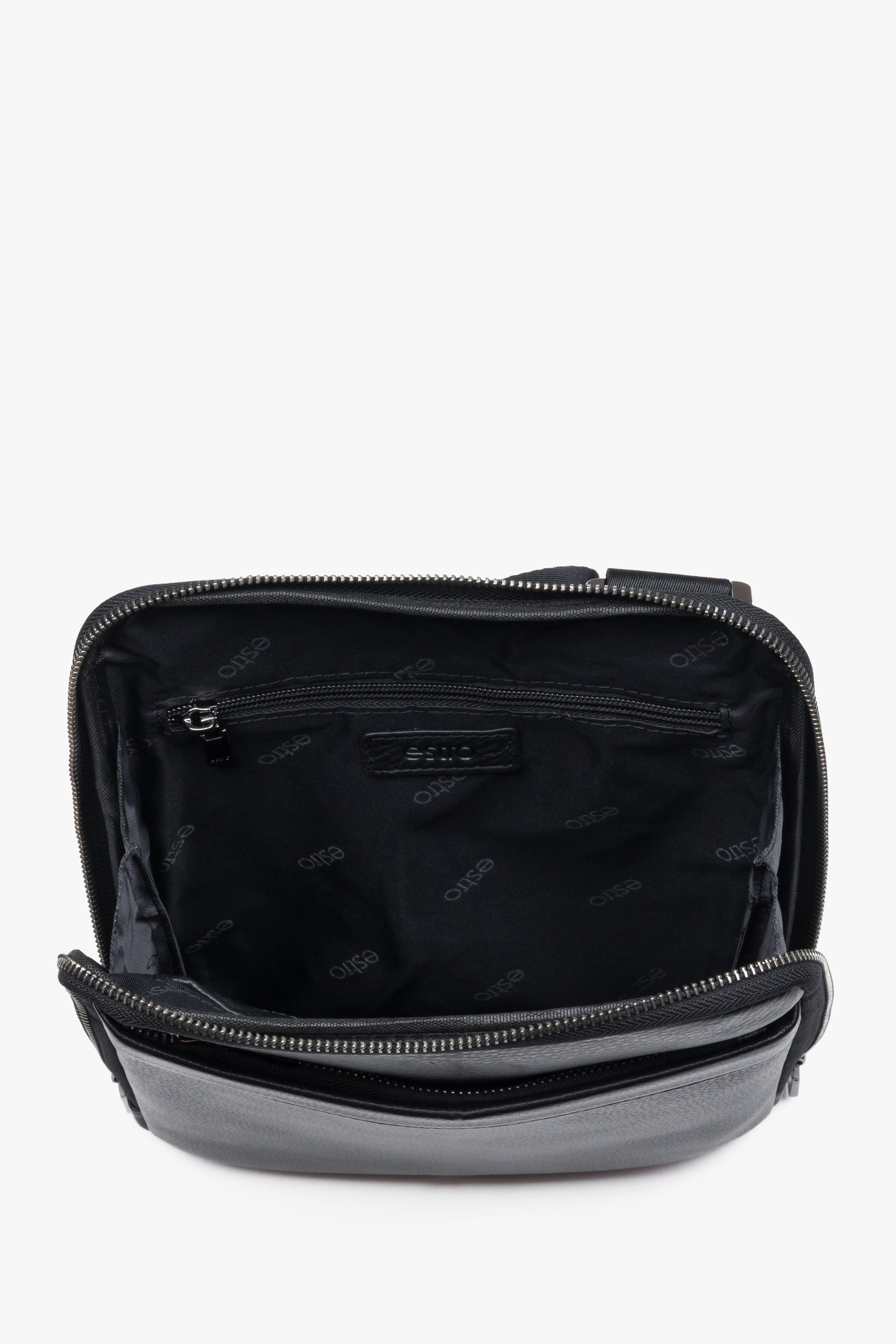 Elegant men’s shoulder bag Estro made of black genuine pebbled leather.