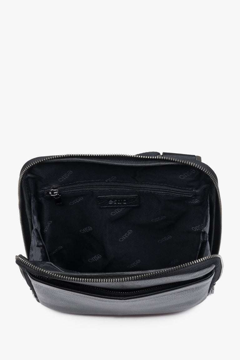 Elegant men’s shoulder bag Estro made of black genuine pebbled leather.