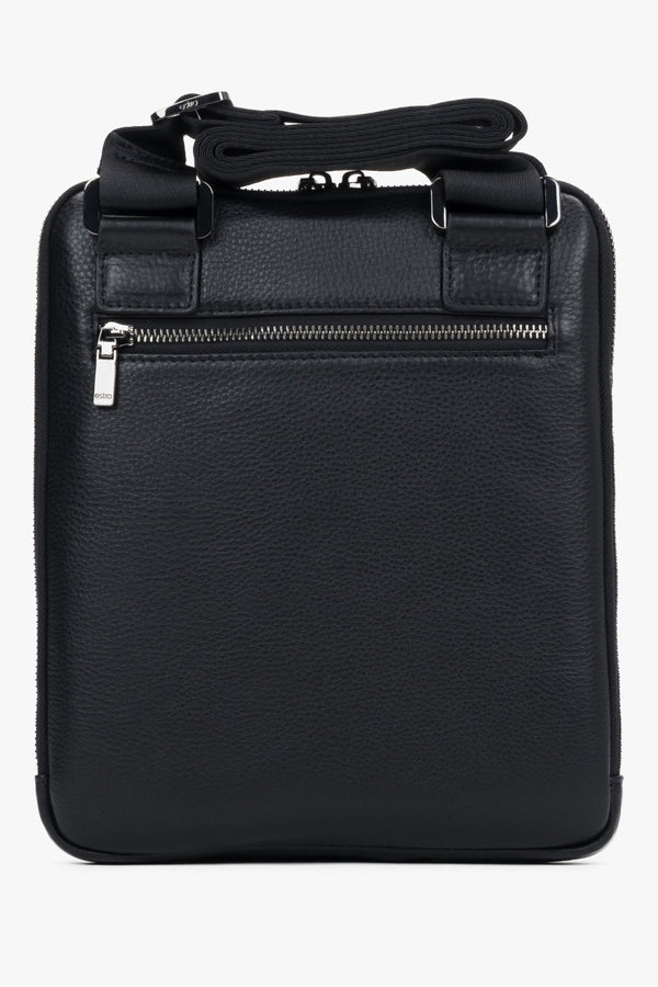 Handy black shoulder bag for men made of pebbled leather by Estro.