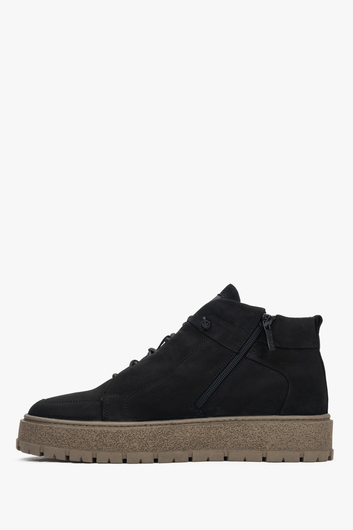Men’s black high-top sneakers made of Italian genuine nubuck with fur lining by Estro.