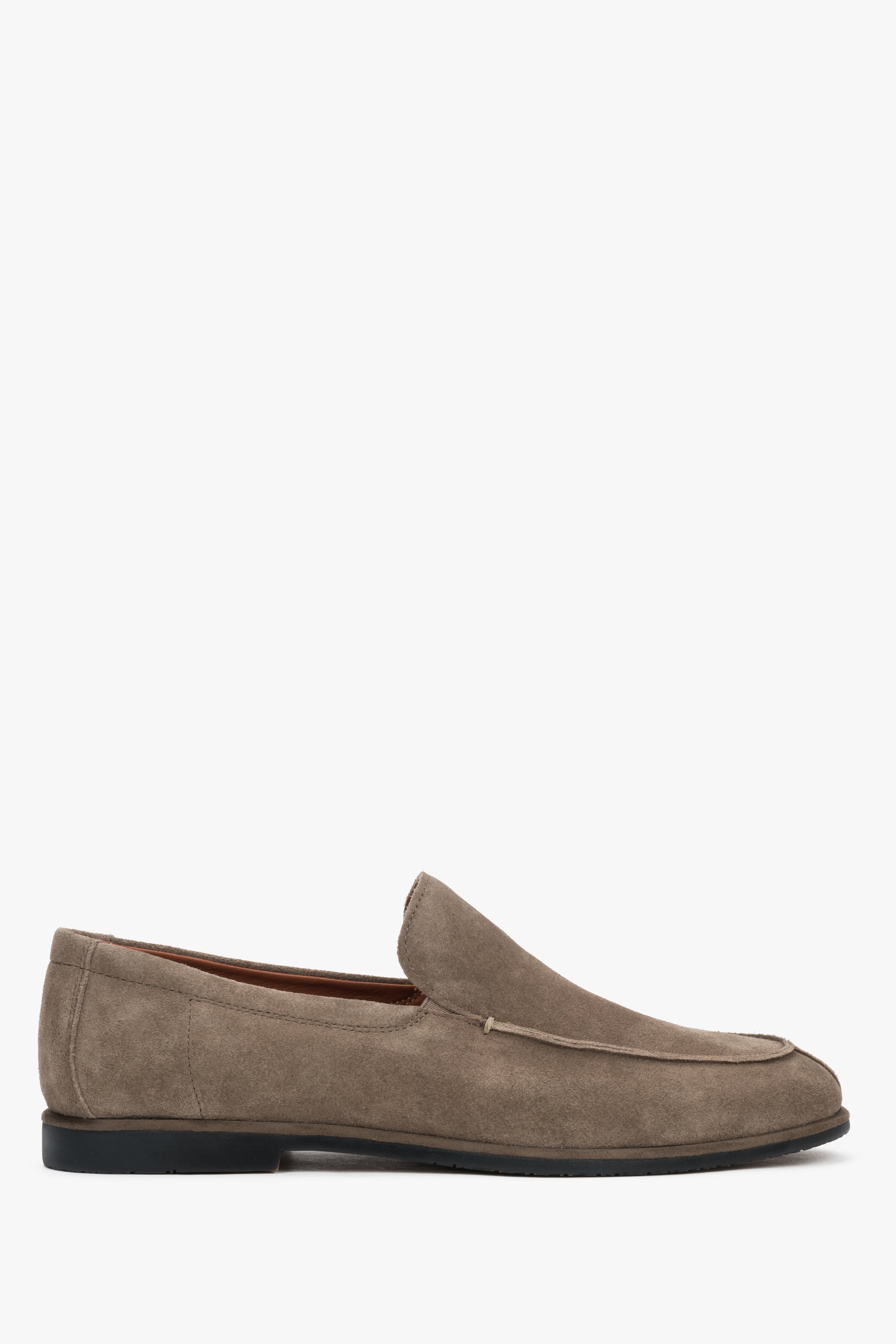 Men’s khaki loafers made of soft natural velour.