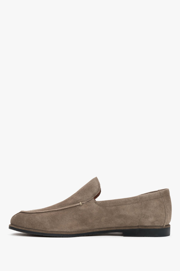 Men’s khaki loafers made of soft natural velour Estro.