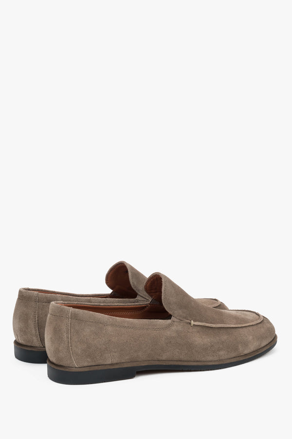 Made of soft natural velour, men’s khaki loafers Estro.