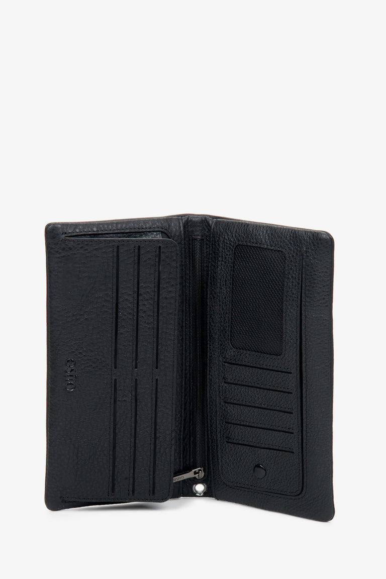 Large black men’s wallet Estro, made of genuine leather, with a detachable strap.