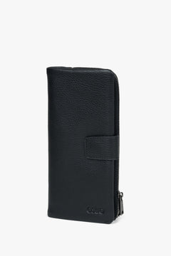 Men’s black leather wallet with fold-over closure and dedicated coin pocket.