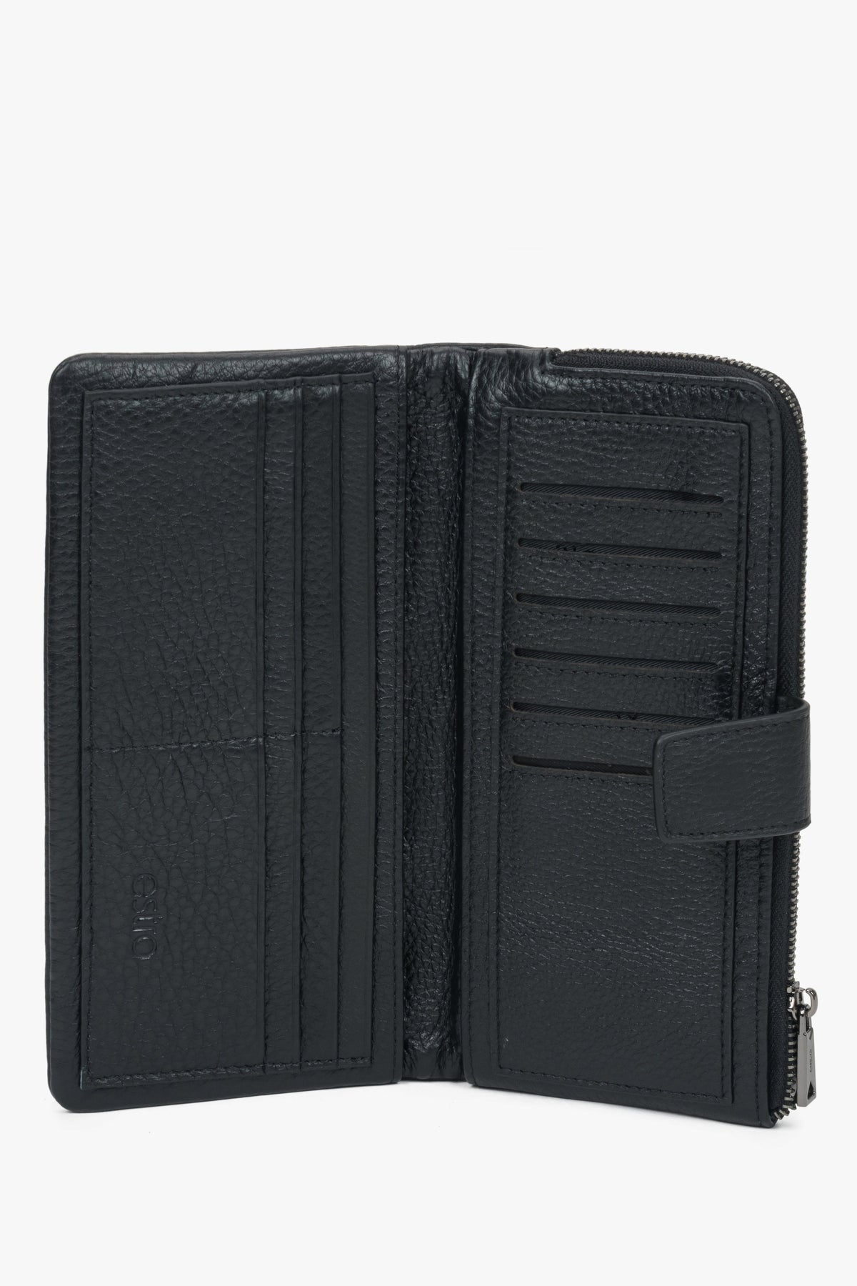 Compact black wallet for men, combining style, functionality, and practicality, Estro.