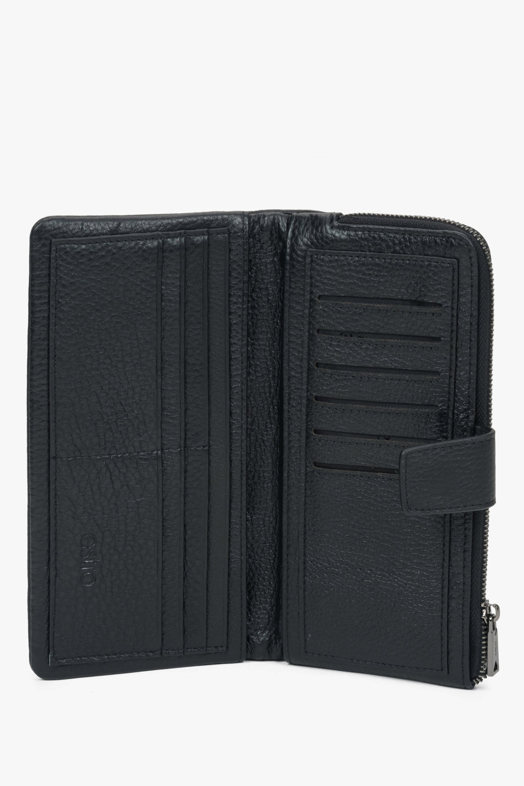 Compact black wallet for men, combining style, functionality, and practicality, Estro.