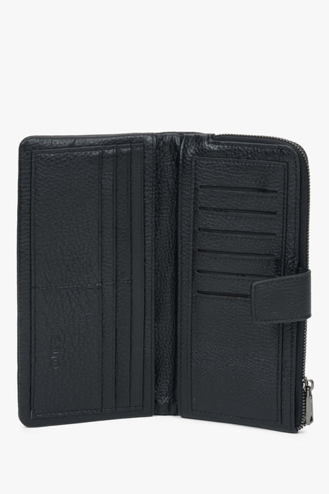 Compact black wallet for men, combining style, functionality, and practicality, Estro.