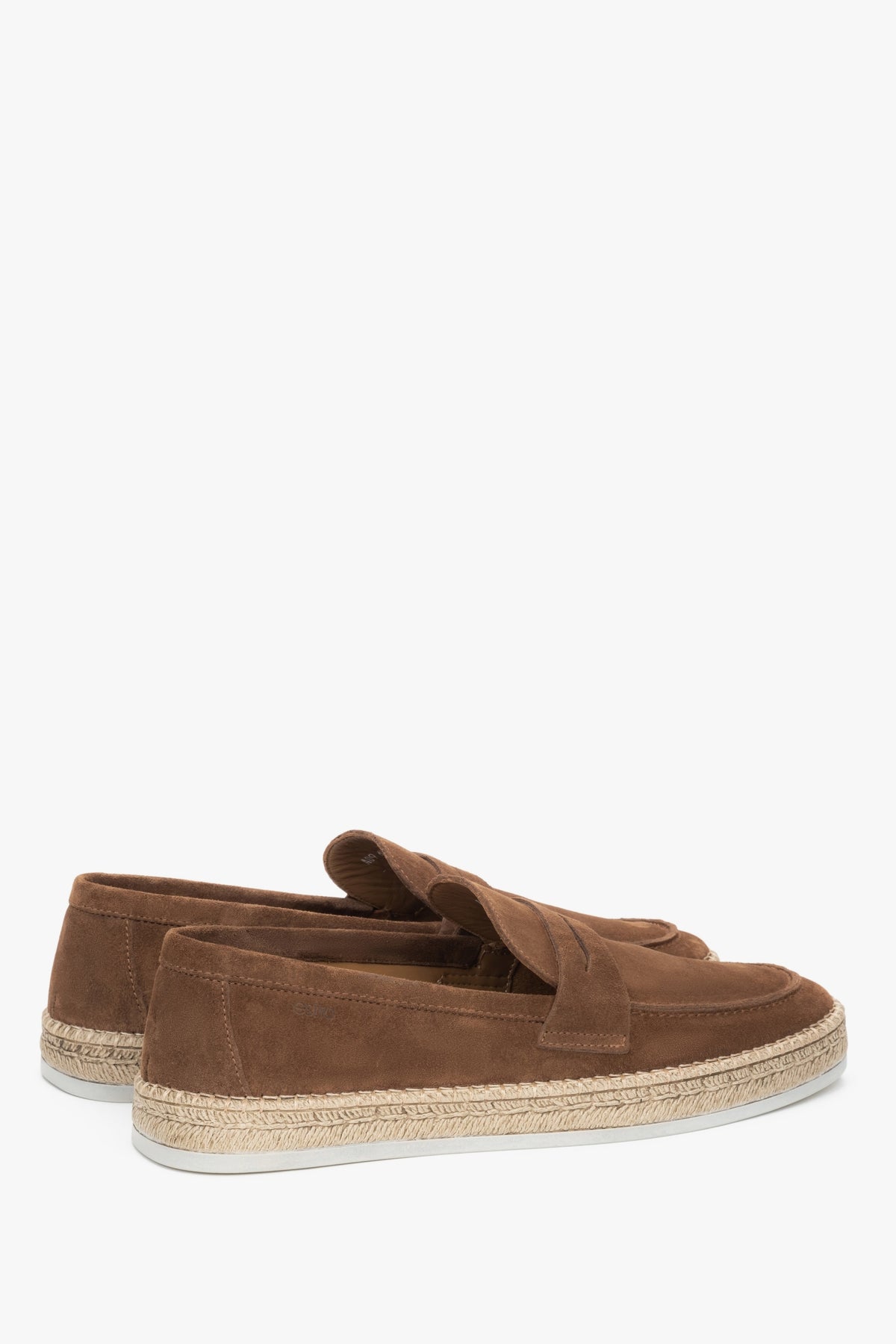 In Italian natural velour, brown men’s loafers by Estro.